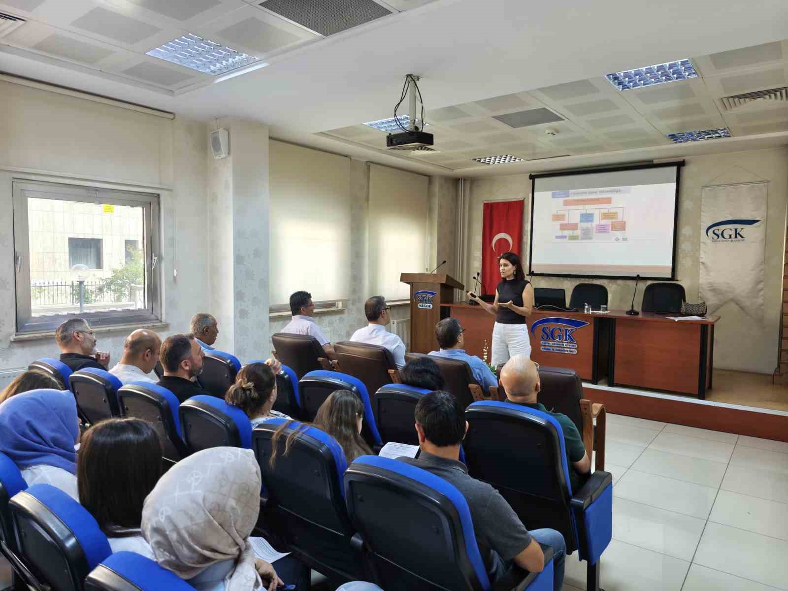Niğde SGK personeline iş sağlığı ve güvenliği eğitimi verildi