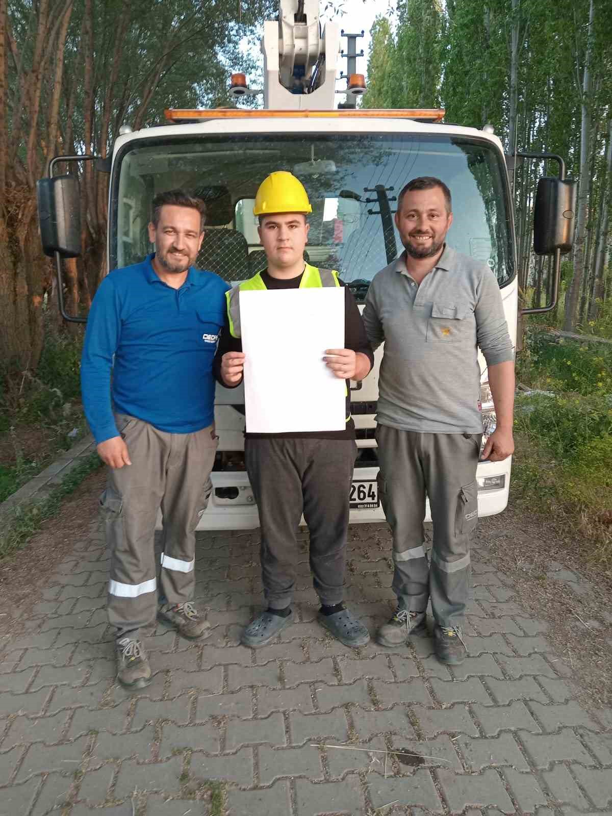 Otizmli gencin aydınlatma direği talebi anında karşılık buldu