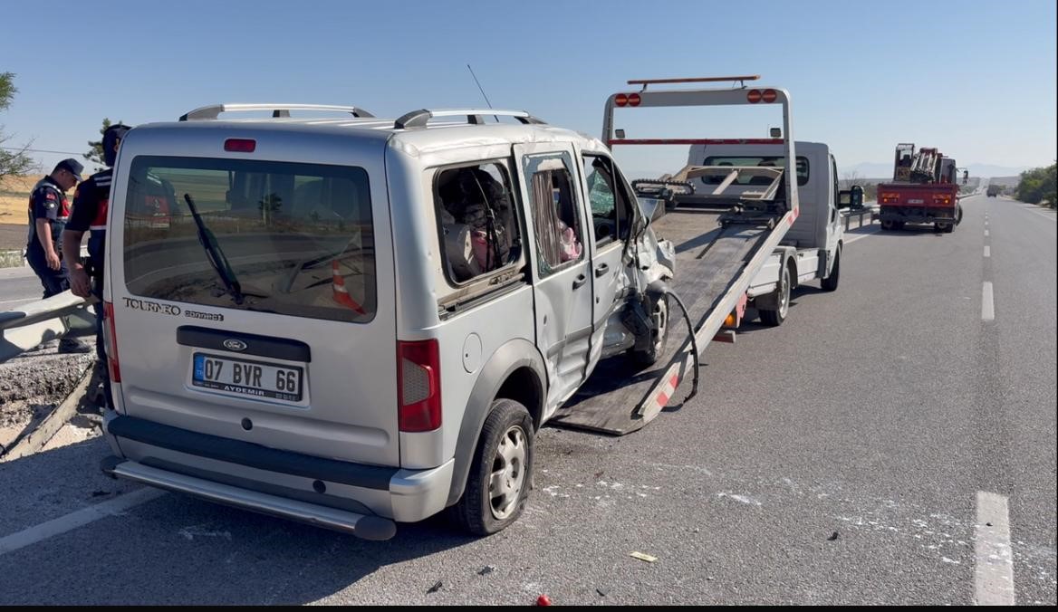 Ref&uuml;je devrilen hafif ticari ara&ccedil;ta 2 kişi yaralandı
