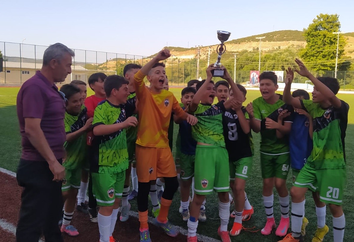 Bilecik U13 Gençler Ligi şampiyonu Vitraspor oldu