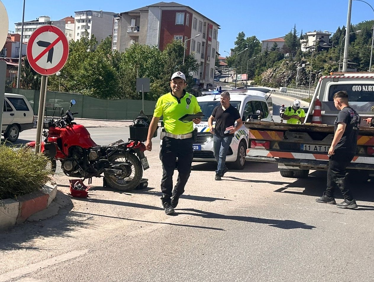 Kontrolden çıkan motosiklet devrildi: 1 yaralı