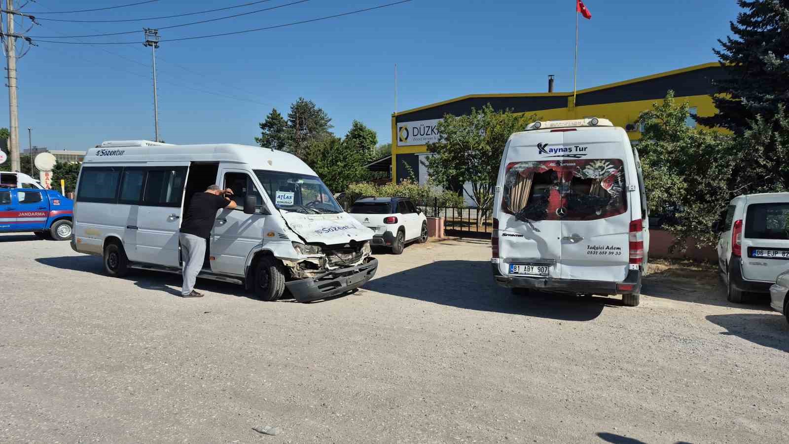 Düzce’de 2 servis aracı ve tır kazaya karıştı: 6 yaralı