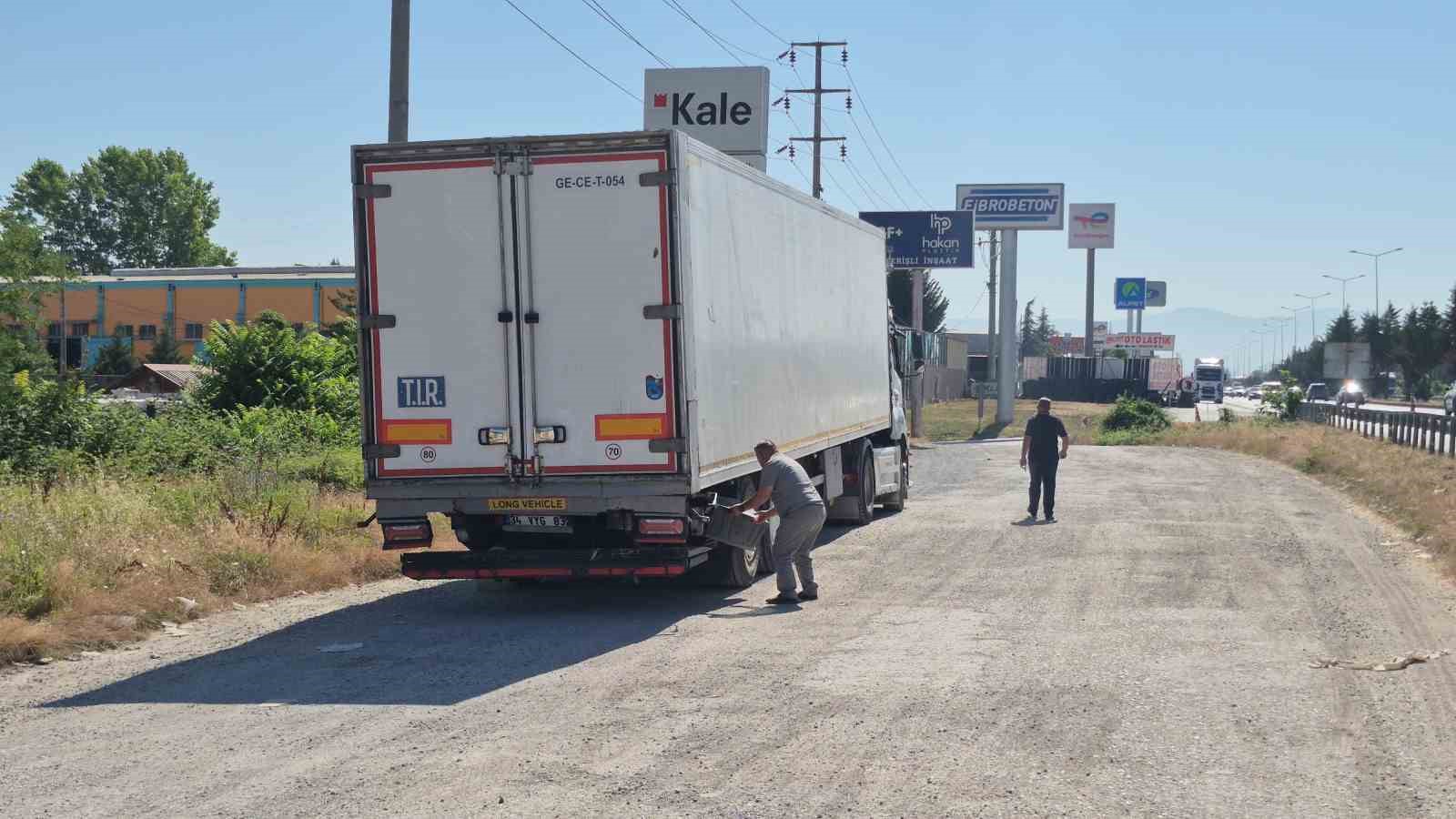 Düzce’de 2 servis aracı ve tır kazaya karıştı: 6 yaralı
