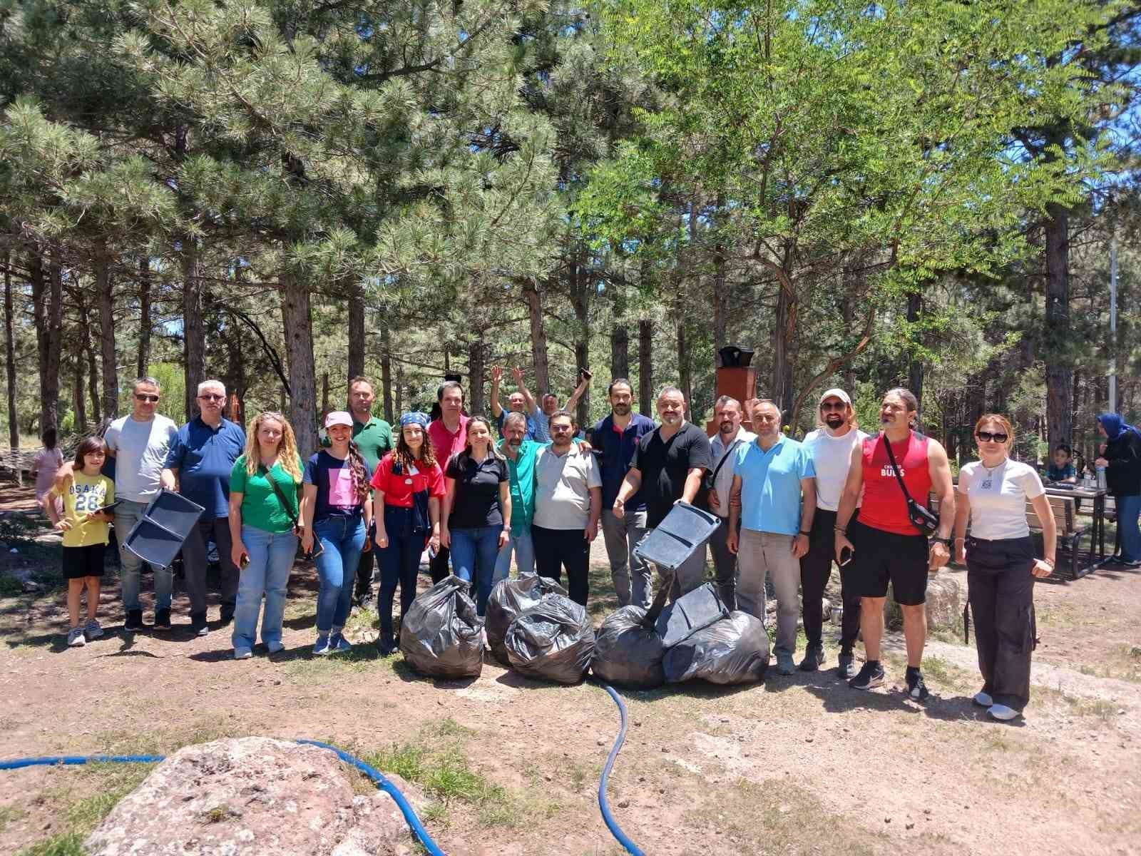 Niğde’de öğretmenlerden doğa için anlamlı etkinlik: Seminer kapsamında çöp topladılar