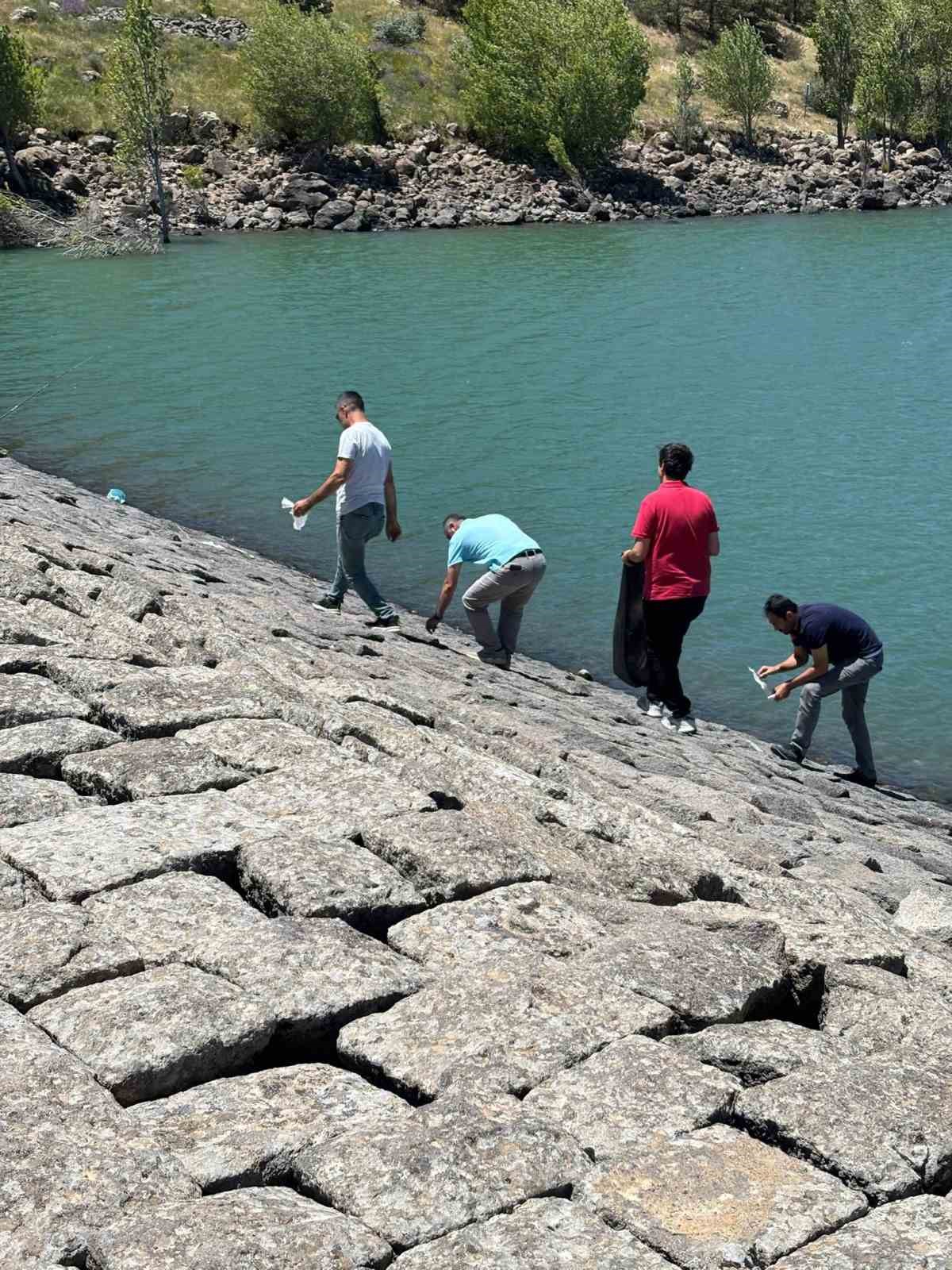 Niğde&rsquo;de &ouml;ğretmenlerden doğa i&ccedil;in anlamlı etkinlik: Seminer kapsamında &ccedil;&ouml;p topladılar
