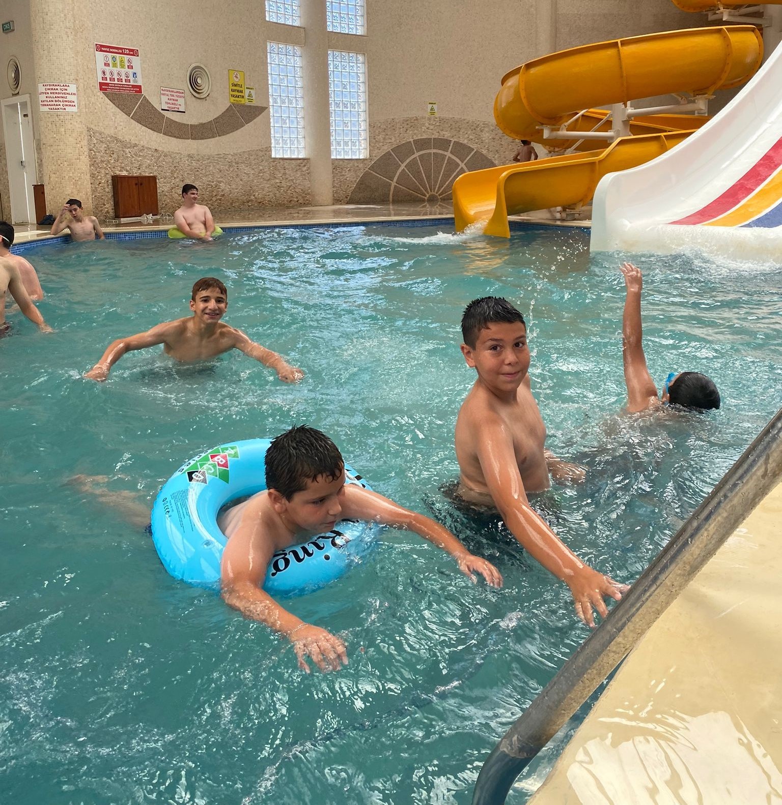 Gediz Belediyesi’nden öğrencilere aquapark sürprizi