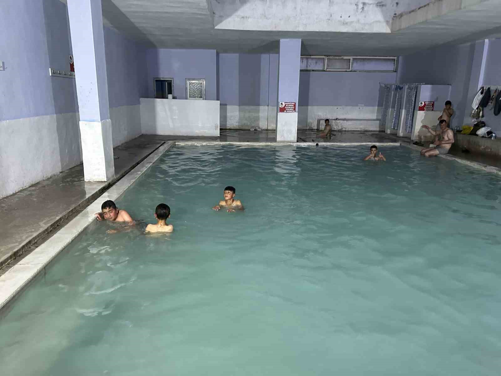 Sünnet olan çocuklar şifayı kaplıcalarda arıyor