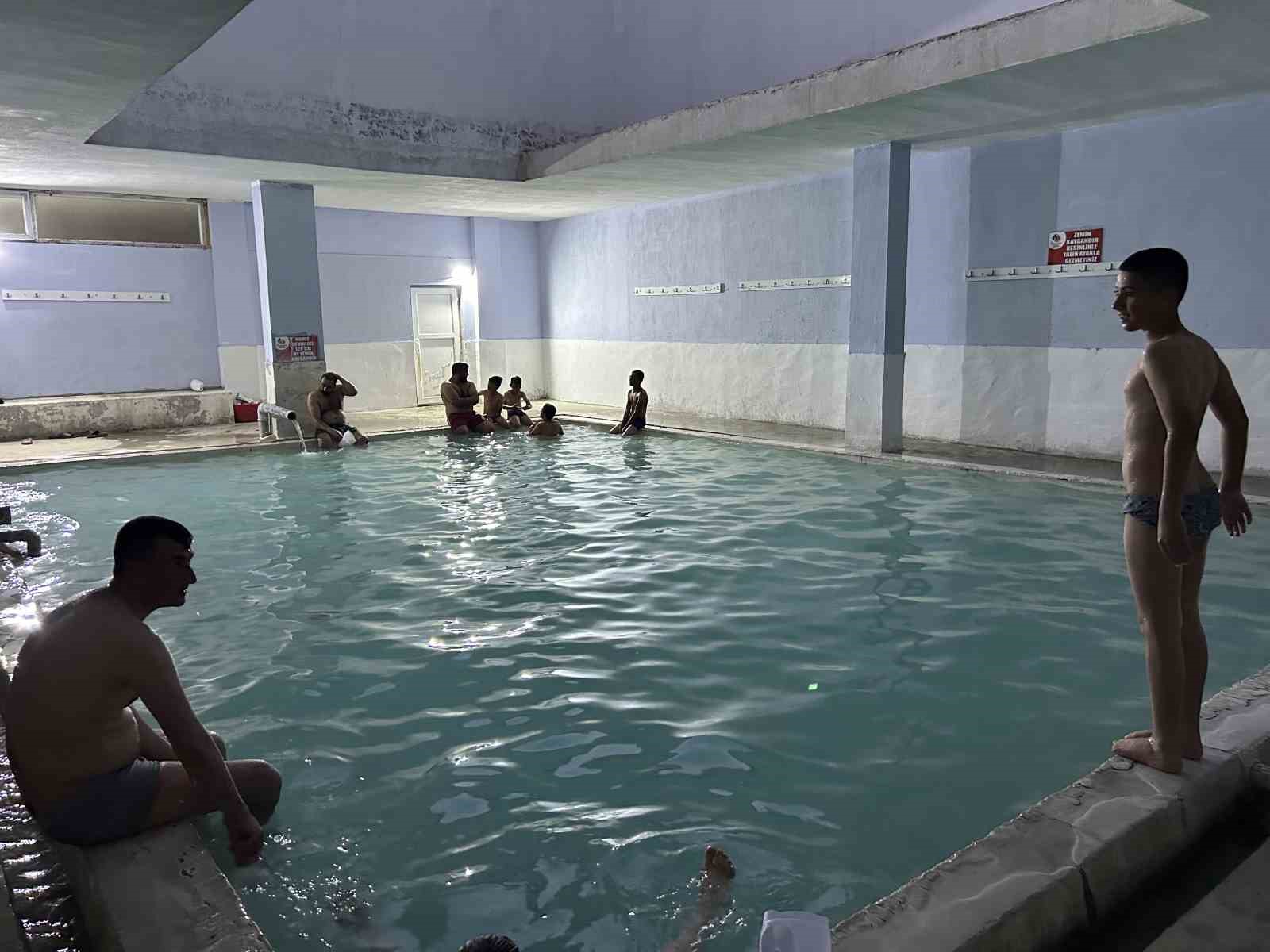 S&uuml;nnet olan &ccedil;ocuklar şifayı kaplıcalarda arıyor
