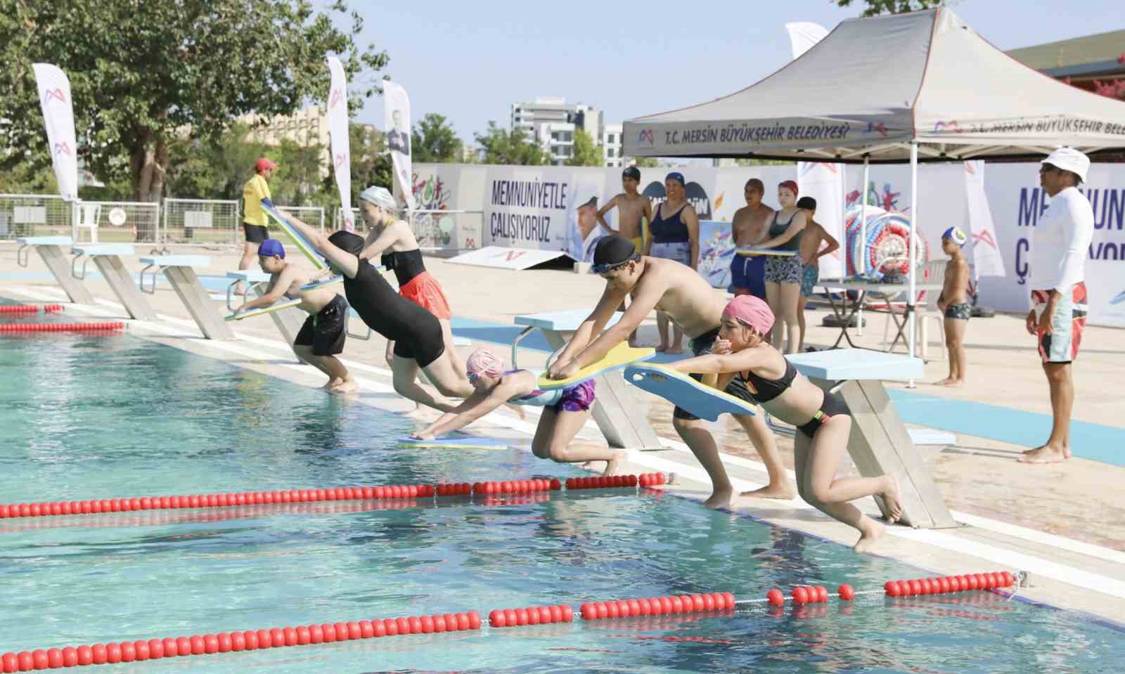 Mersin’de çocuklar, hem yüzme öğreniyor hem de eğleniyor