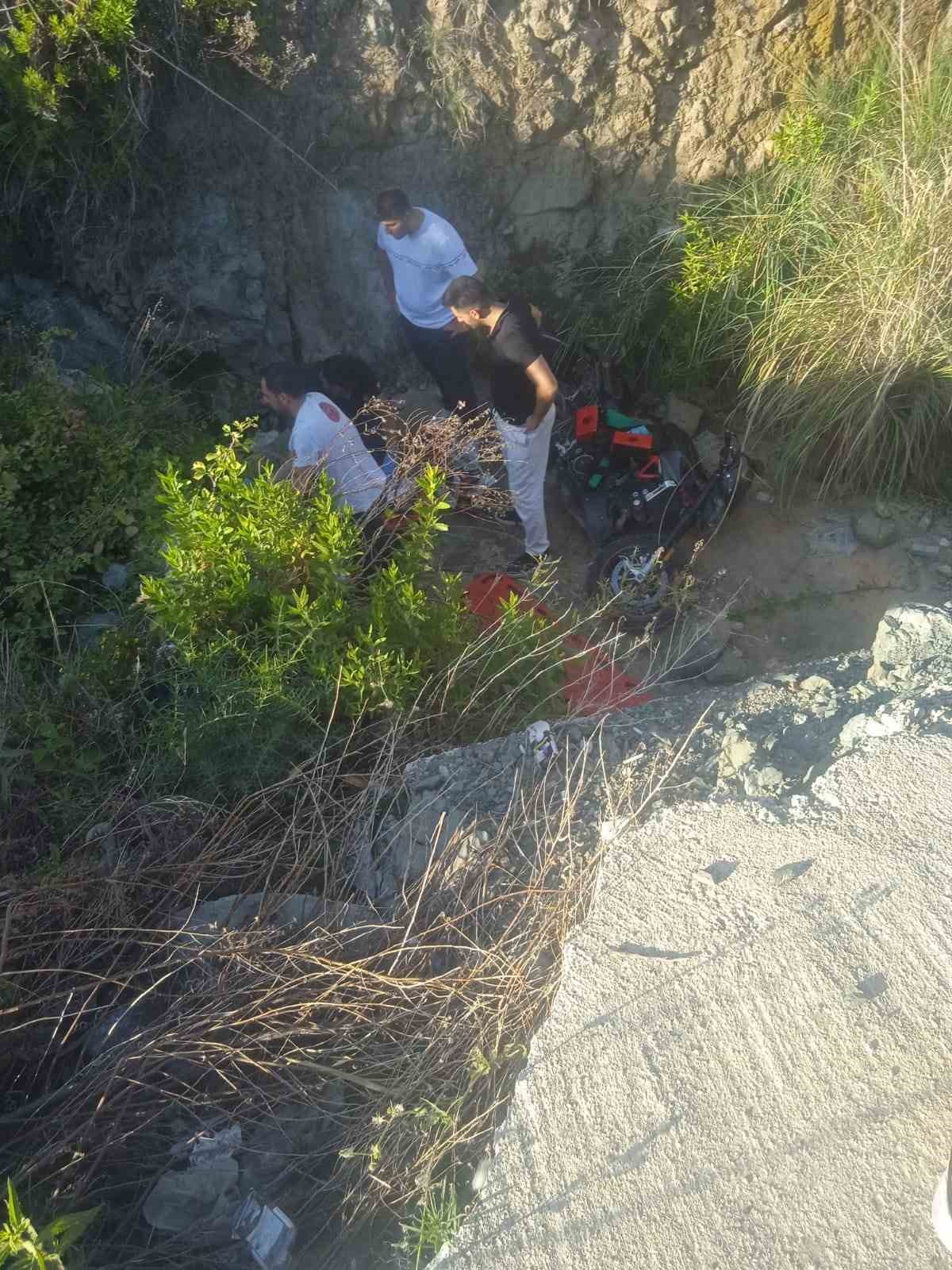 Yol kenarına devrilen motosikletin sürücüsü öldü