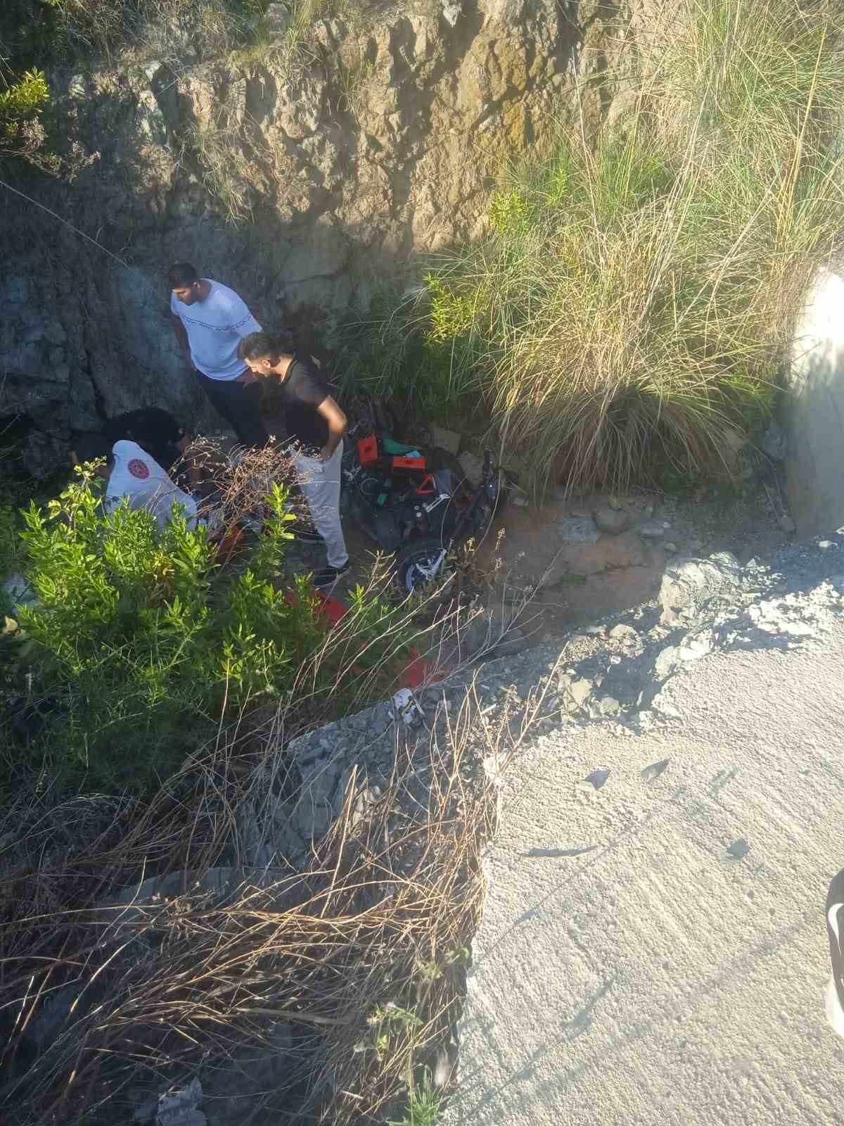 Yol kenarına devrilen motosikletin s&uuml;r&uuml;c&uuml;s&uuml; &ouml;ld&uuml;
