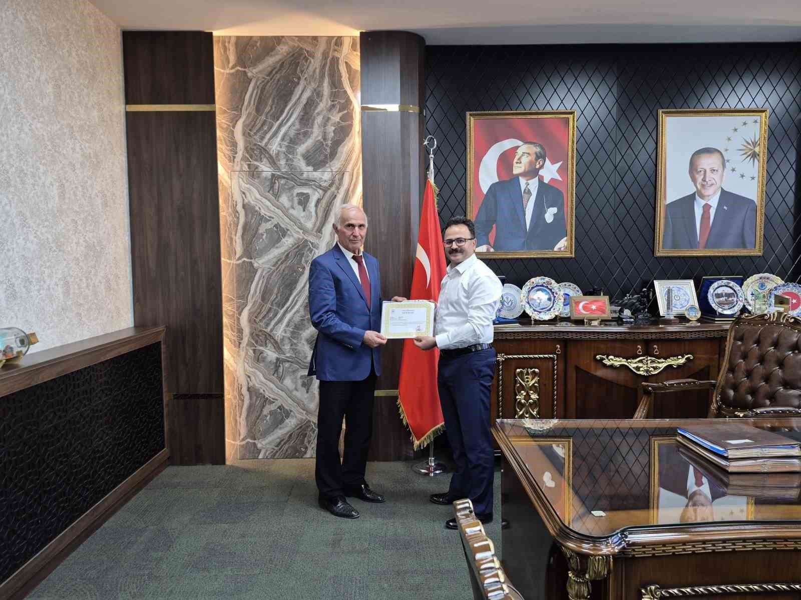 35 yıldır Gediz&rsquo;e hizmet veren doktor veda etti
