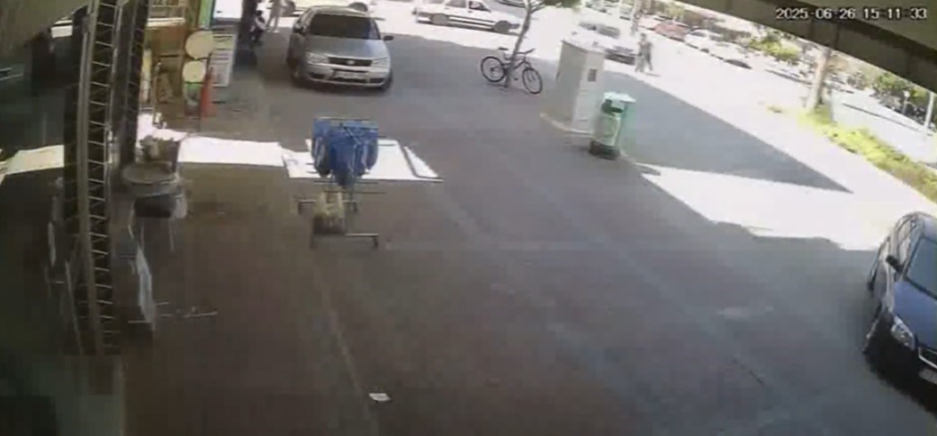 Aniden yola fırlayan bisikletli karşısında sürücünün son anda ki tepkisi kameraya yansıdı