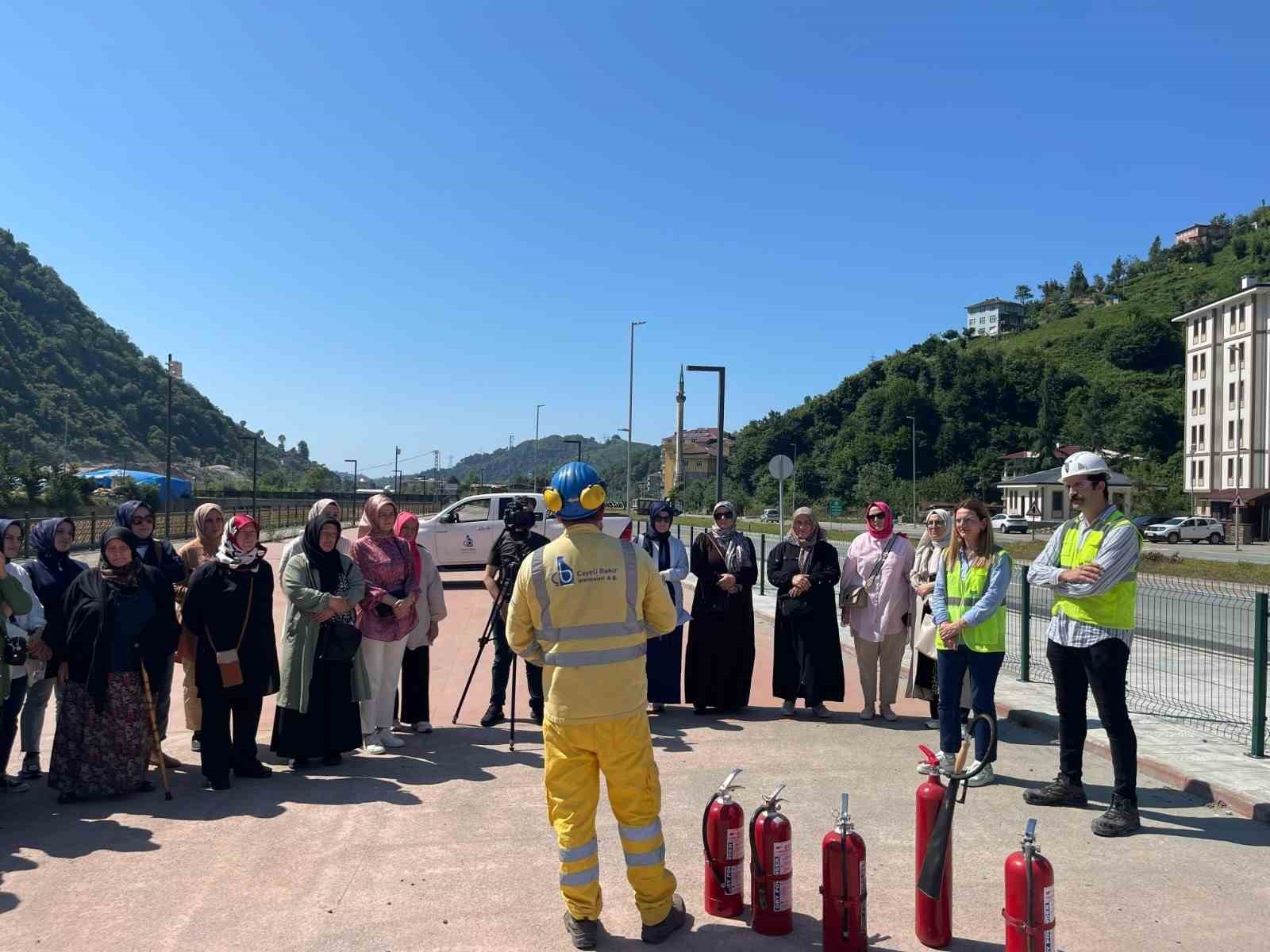 &Ccedil;ayeli Bakır&rsquo;dan Madenlili kadınlara yangın eğitimi
