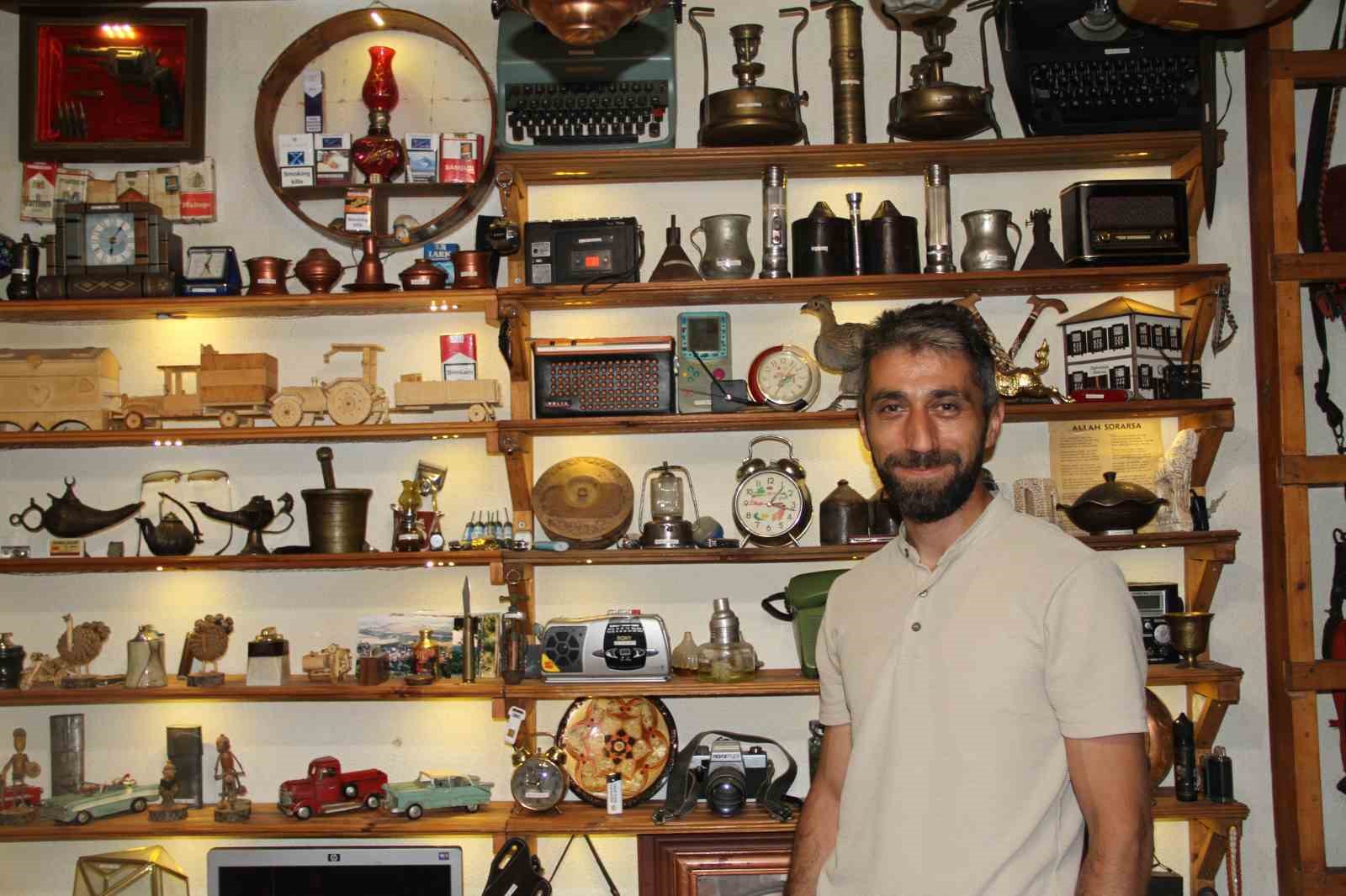 Hatıralarla başlayan antika merakıyla babasından kalan dükkanı müzeye dönüştürdü