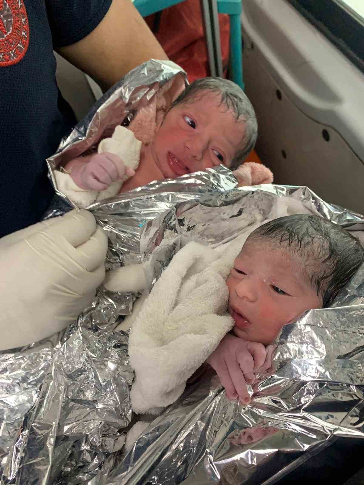 Ambulansta ikiz doğum