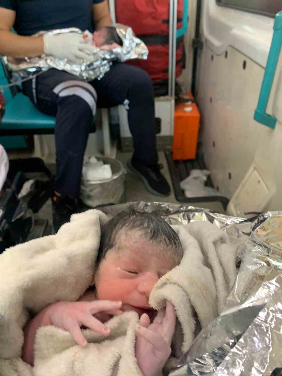 Ambulansta ikiz doğum