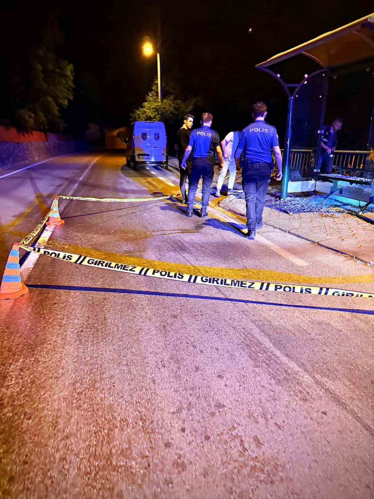 Otobüs durağına saldırdılar: Çevresinde kalıntılar bulundu

