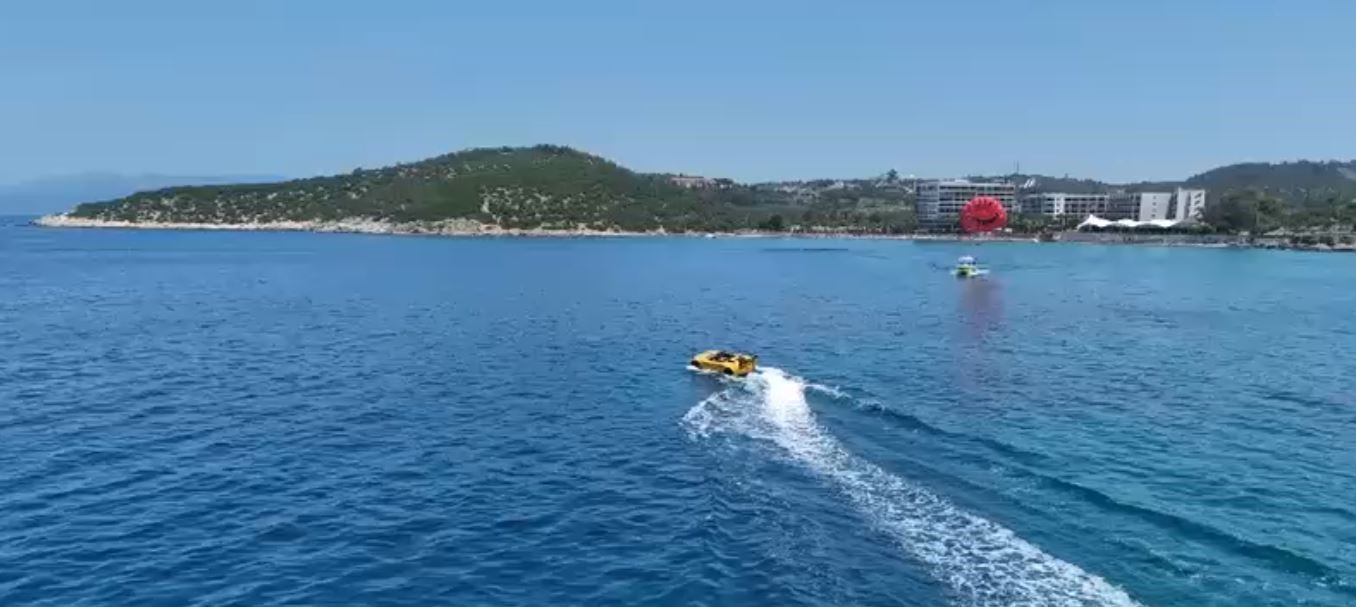 Tatil beldelerinde yeni trend: Spor araba görünümlü sürat tekneleri ilgi görüyor
