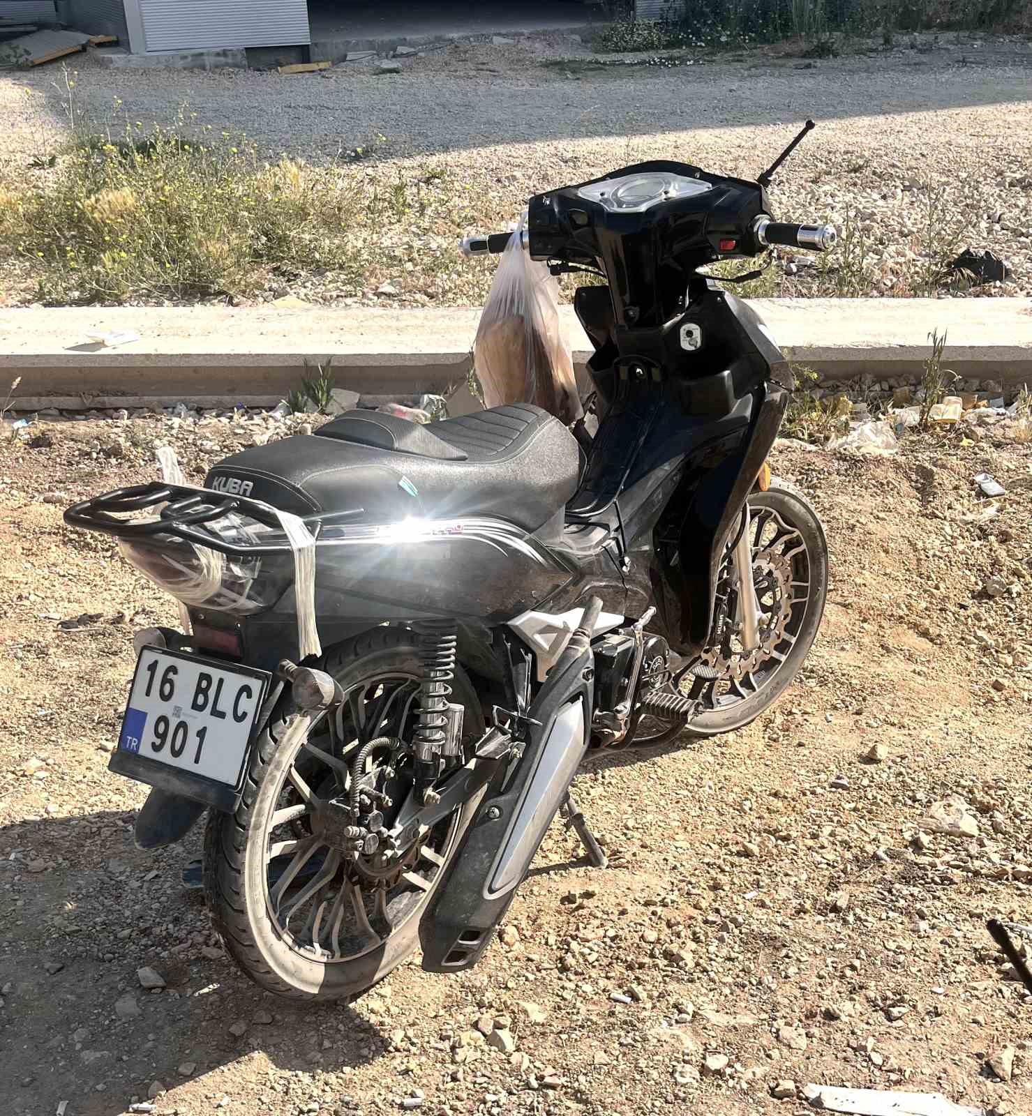 Otomobil ile &ccedil;arpışan motosikletli yaralandı: Kaza anı kamerada
