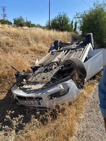 Sürücüsünün kontrolünden çıkan otomobil takla attı: 2 yaralı