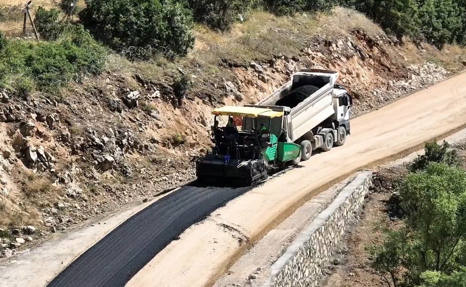Tunceli&rsquo;de k&ouml;y yolları sıcak asfalta tanışıyor
