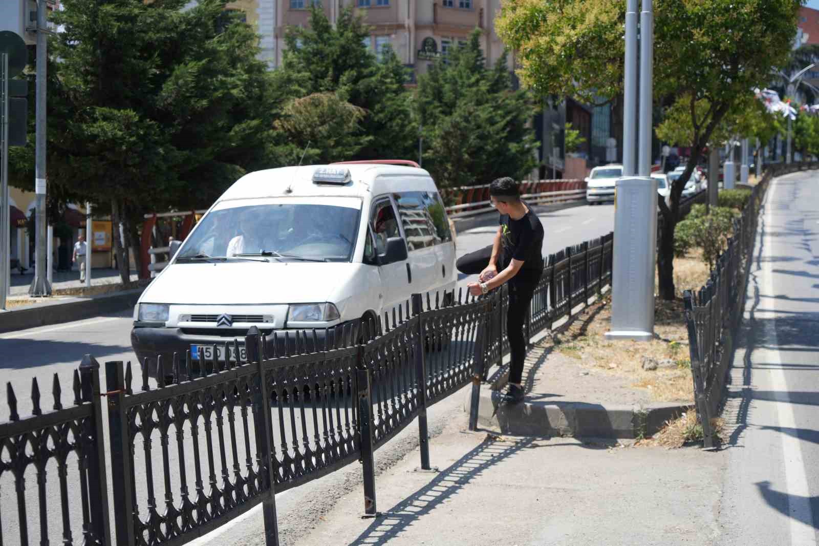 Bariyerler onarıldı, ihlaller durmadı