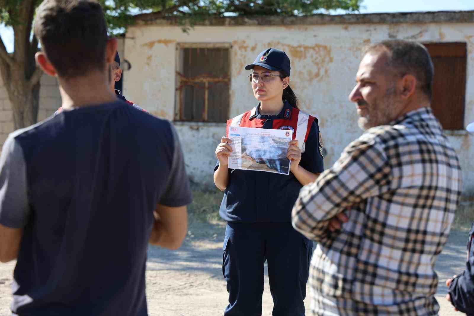 Jandarmadan &ccedil;ift&ccedil;ilere anız yakmama eğitimi
