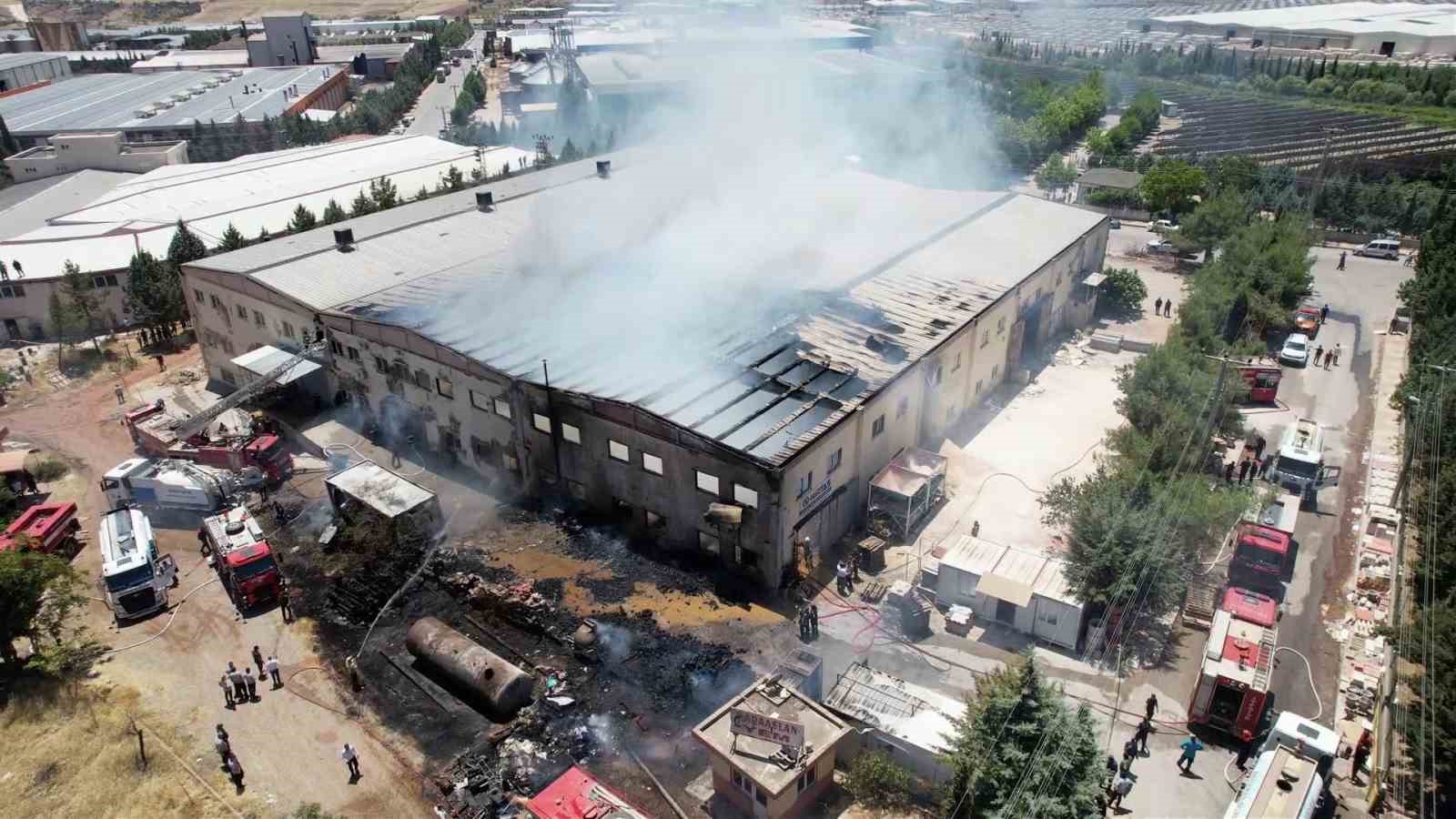 Fabrika yangını kontrol altına alındı