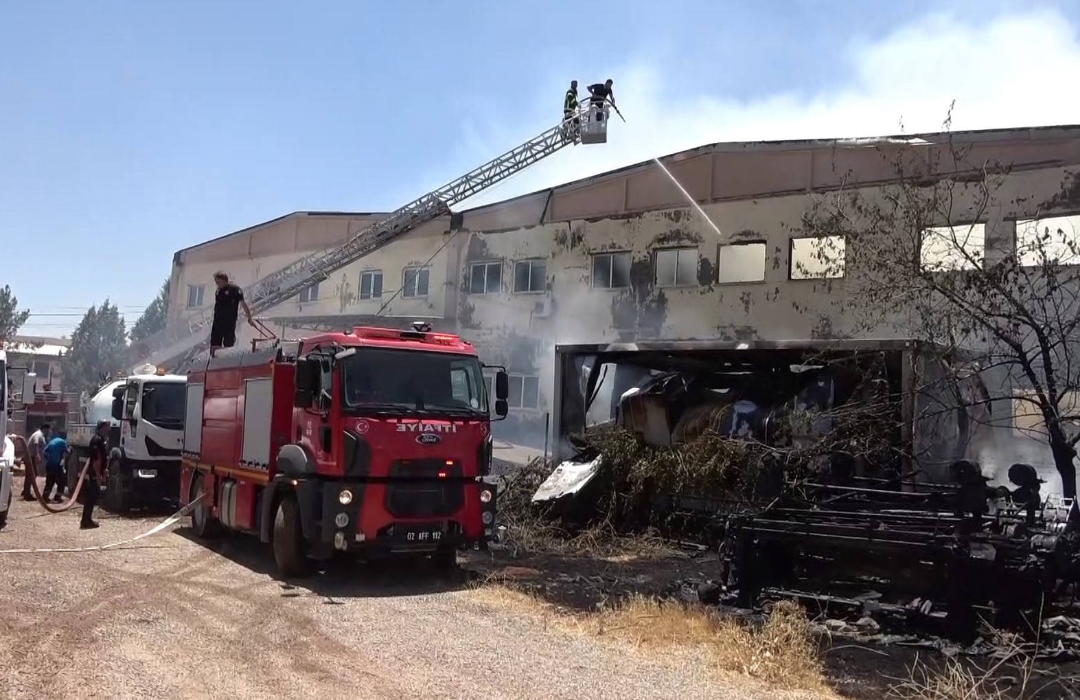 Fabrika yangını kontrol altına alındı
