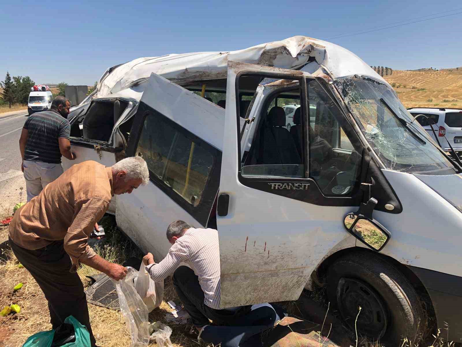 Minibüs takla attı: 1’i ağır 5 yaralı
