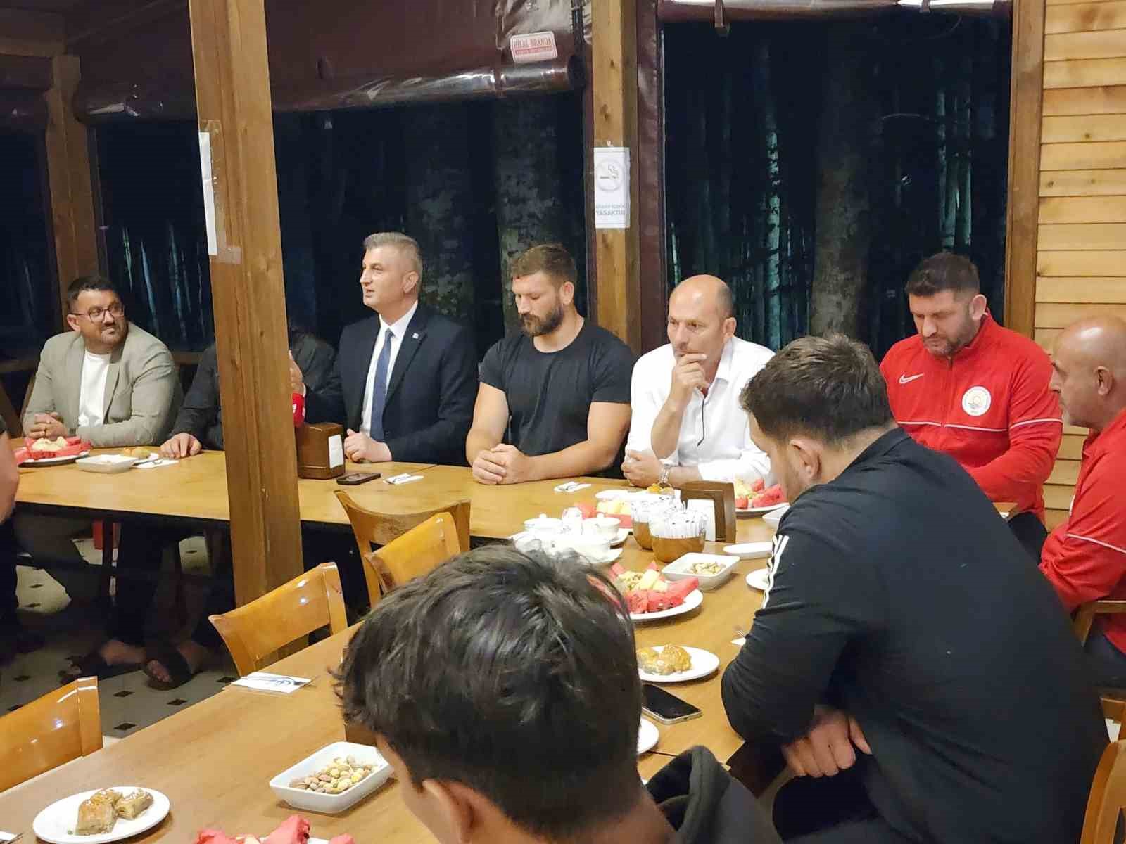 Başkan Sezer, Kırkpınar’a hazırlanan pehlivanlara moral verdi
