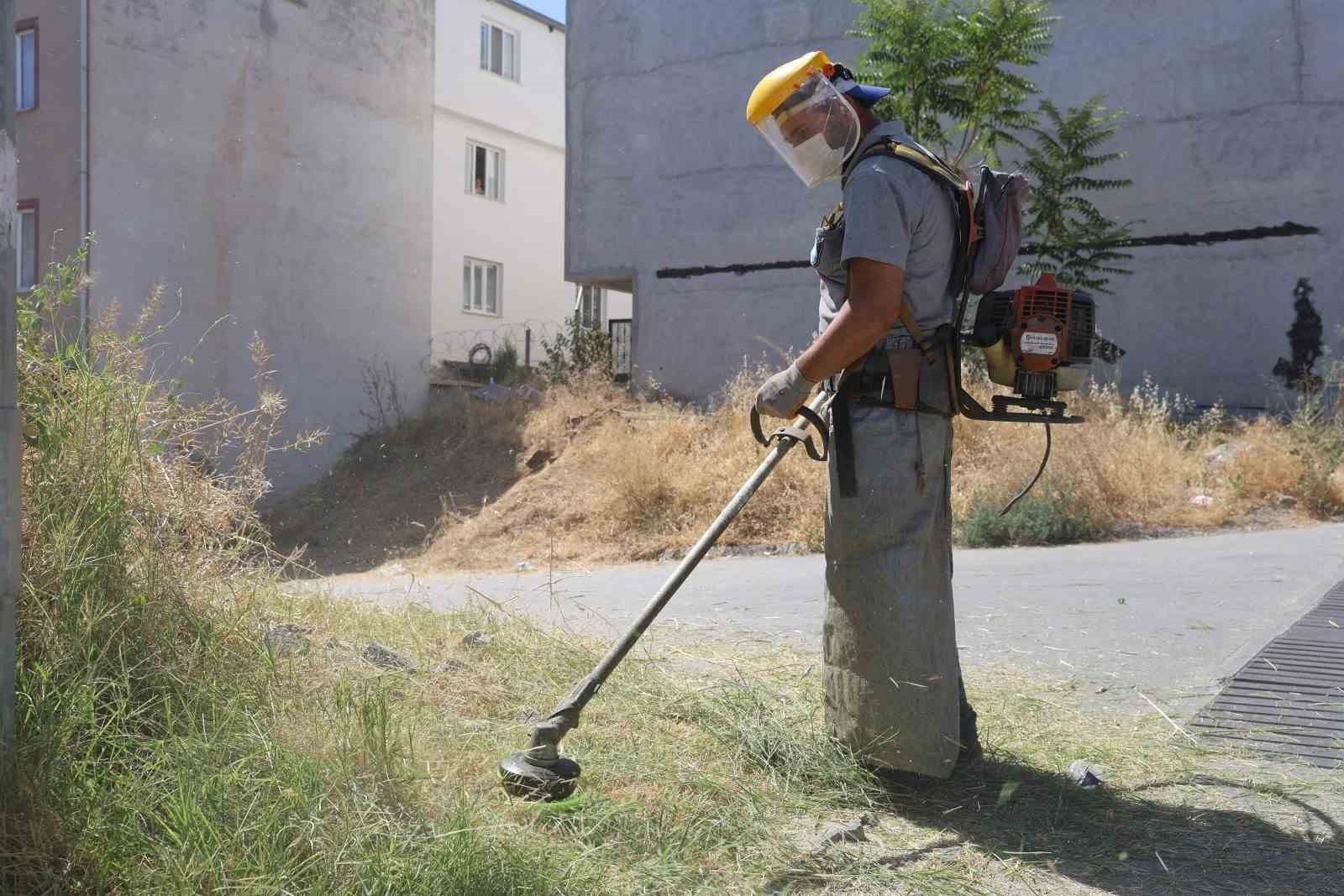 Yunusemre’den park ve bahçelerde kapsamlı çalışma
