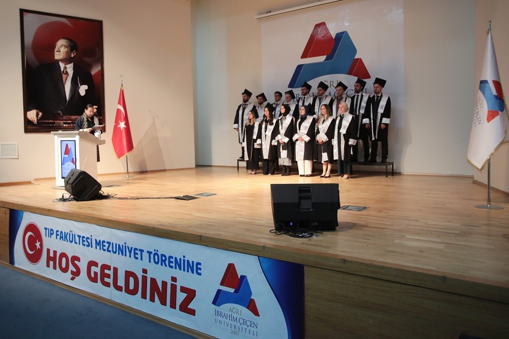 Aİ&Ccedil;&Uuml; Tıp Fak&uuml;ltesi&rsquo;nde mezuniyet t&ouml;reni d&uuml;zenlendi
