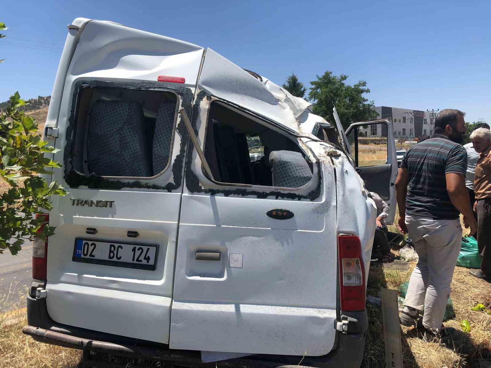 Minibüs takla attı: 1’i ağır 5 yaralı