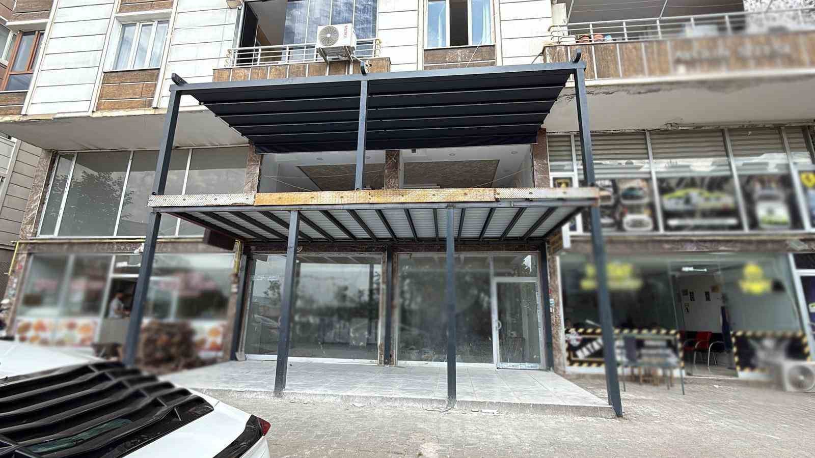 Siirt&rsquo;te ka&ccedil;ak yapılar belediye ekiplerince yıkıldı
