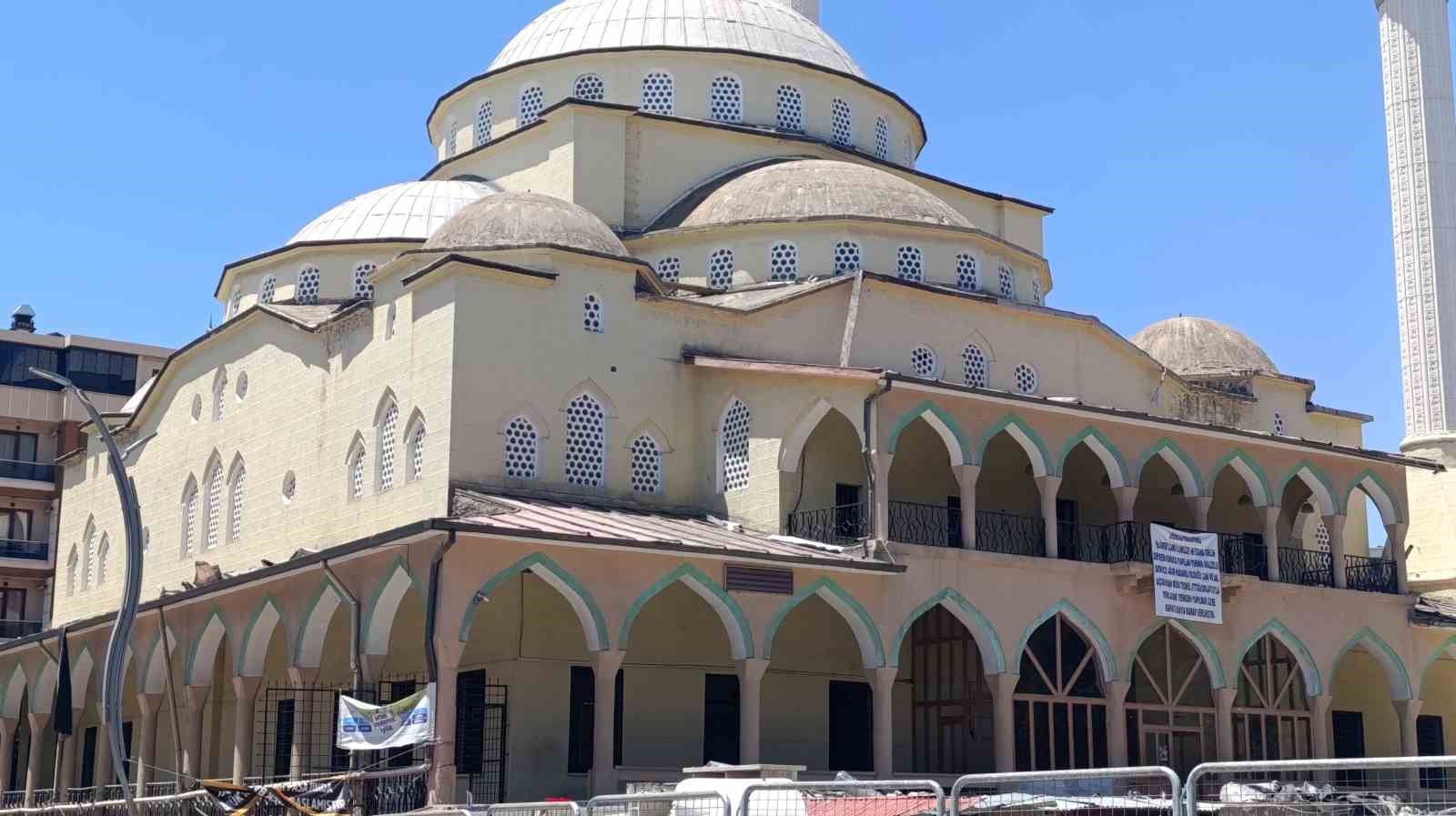Van&rsquo;da Hazreti &Ouml;mer Camii yeniden yapılıyor: Otopark alanı ge&ccedil;ici mescit oldu
