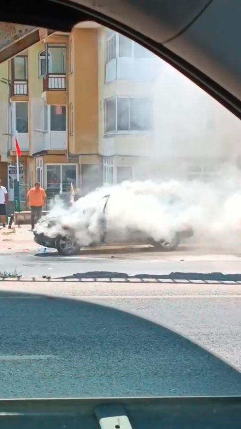 Büyükçekmece’de park halindeki otomobil kendiliğinden alev aldı