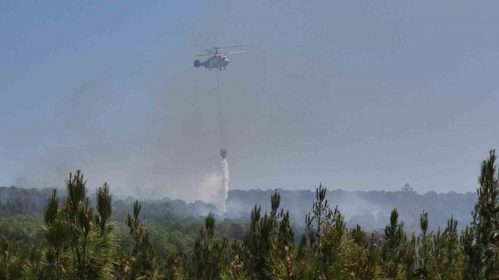 Şark&ouml;y&rsquo;de orman yangınına helikopterle m&uuml;dahale s&uuml;r&uuml;yor
