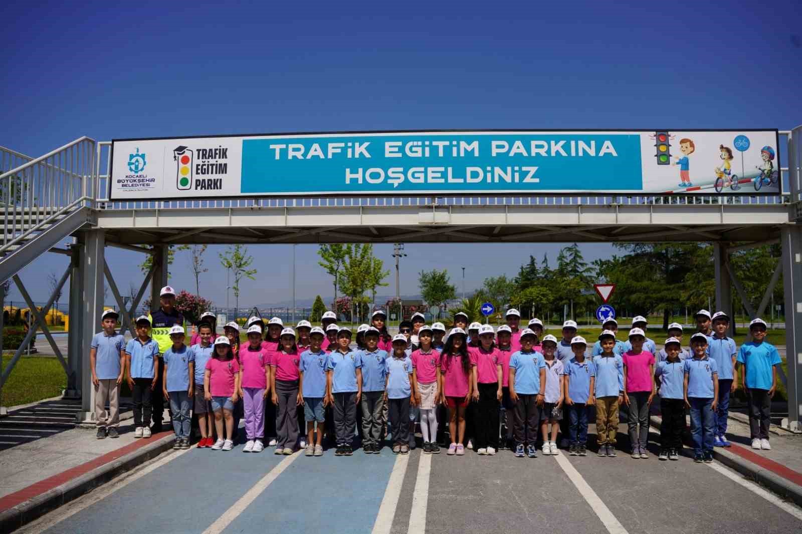 Minikler, trafik kurallarını eğitim parkında &ouml;ğreniyor
