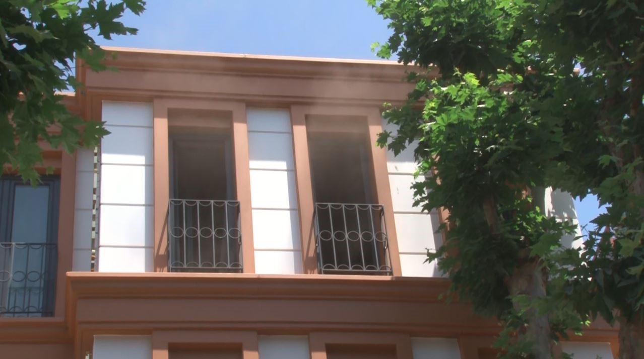 Sultanahmet&rsquo;te restore edilen otelin &ccedil;atısında korkutan yangın
