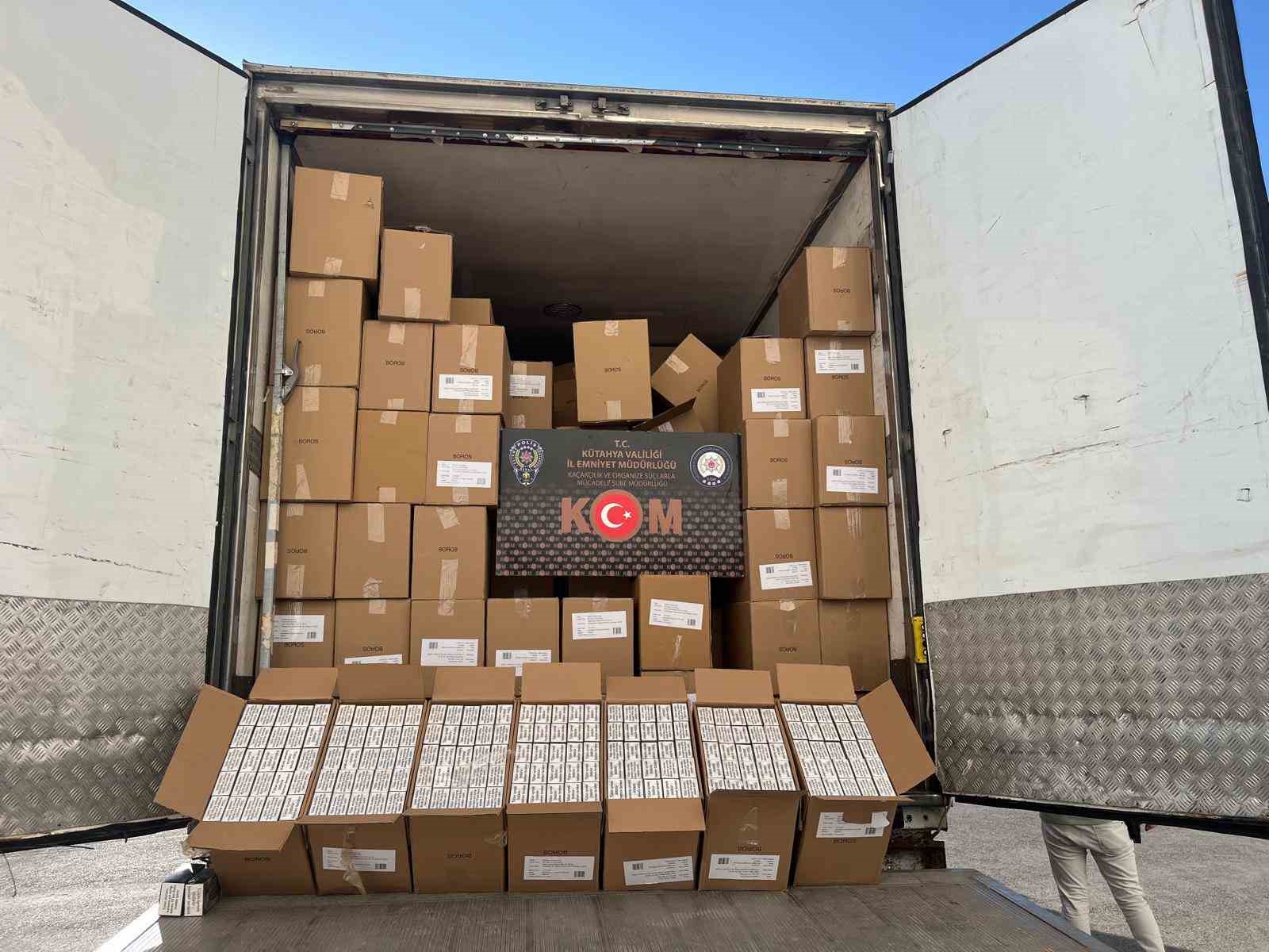 Polisin durdurduğu ara&ccedil;ta 5 milyon 980 bin adet ka&ccedil;ak makaron ele ge&ccedil;irildi
