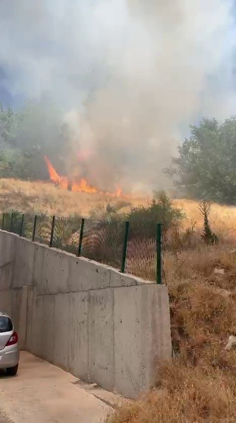 Boş araziden alevler y&uuml;kseldi, vatandaşlar ve ekipler seferber oldu
