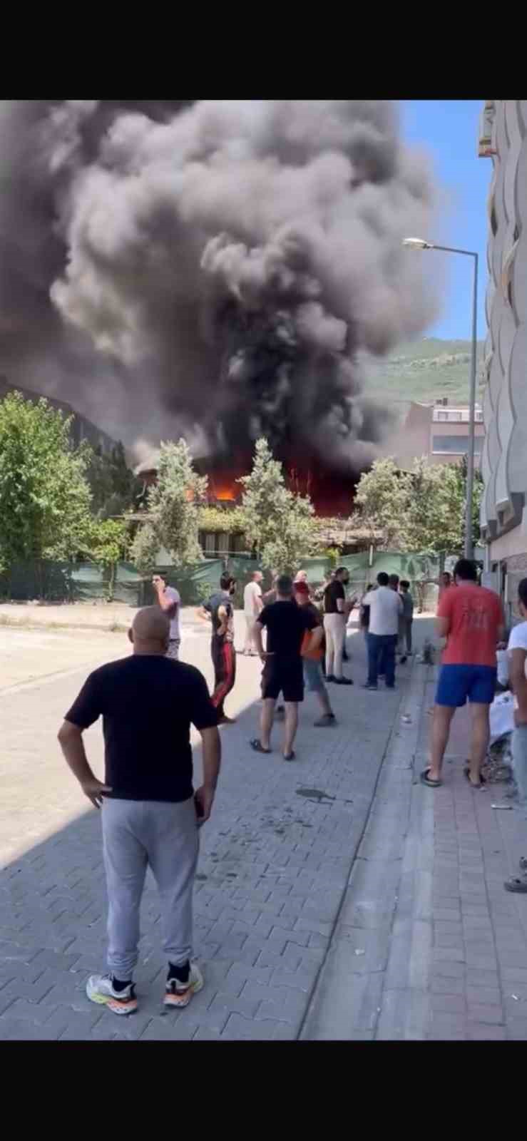 Apartmanda &ccedil;ıkan yangın korku dolu anlar yaşattı
