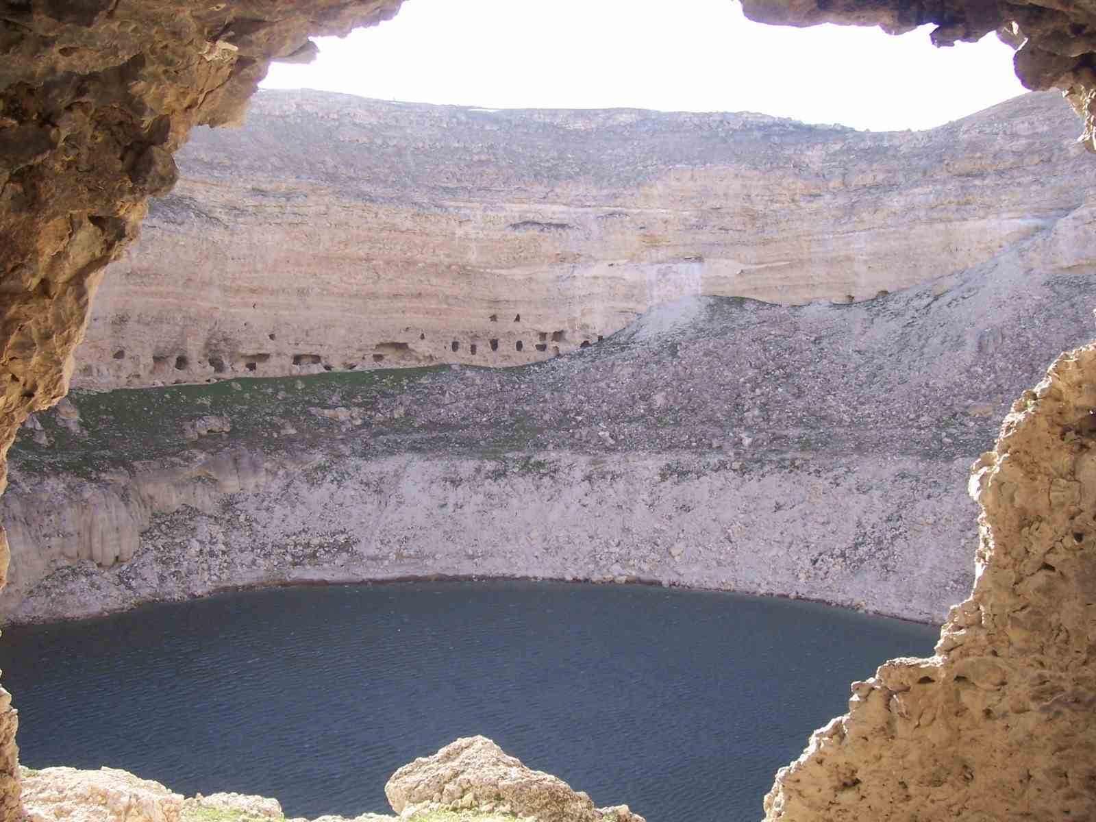 Doğa tutkunlarının ilgiyle ziyaret ettiği g&ouml;ller bir bir kuruyor
