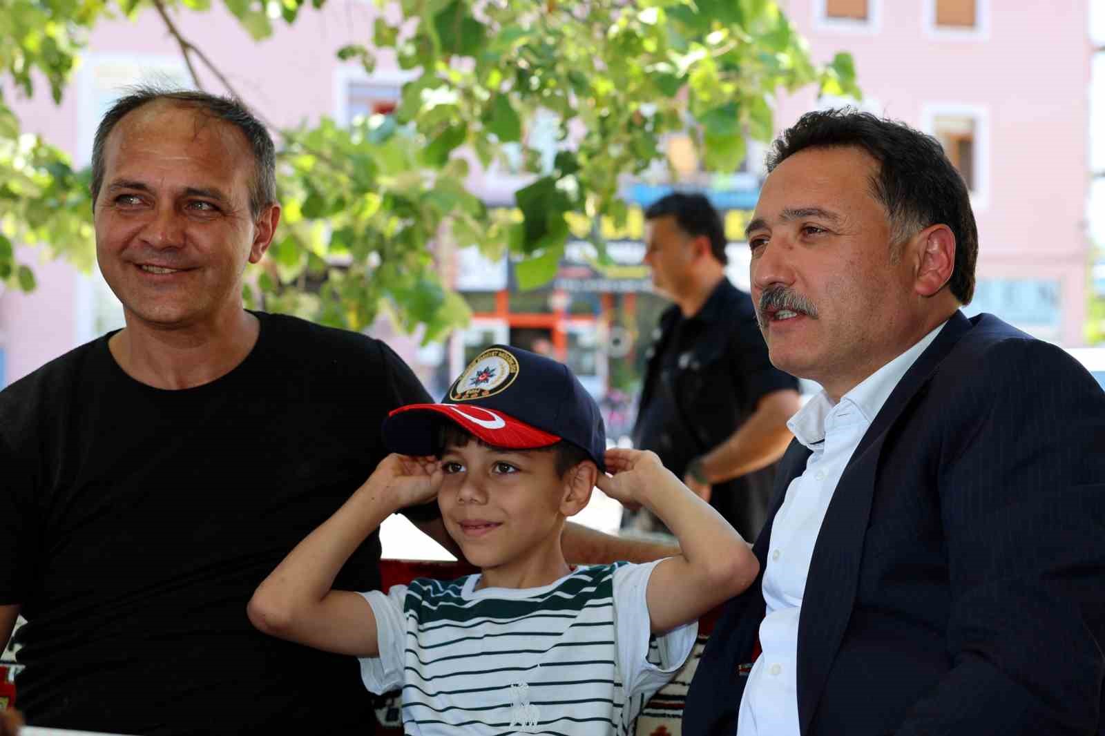 Vali &Ccedil;i&ccedil;ek, mahalle ziyaretlerine devam ediyor
