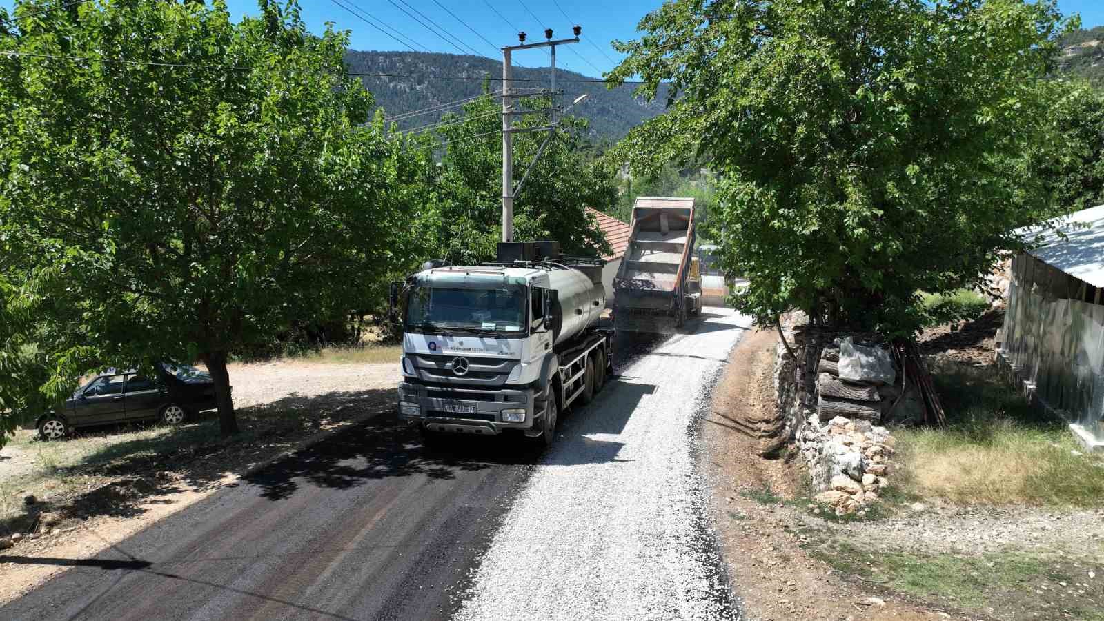 Kaş Beldibi ve Sütleğen Grup Yolu asfaltlanıyor