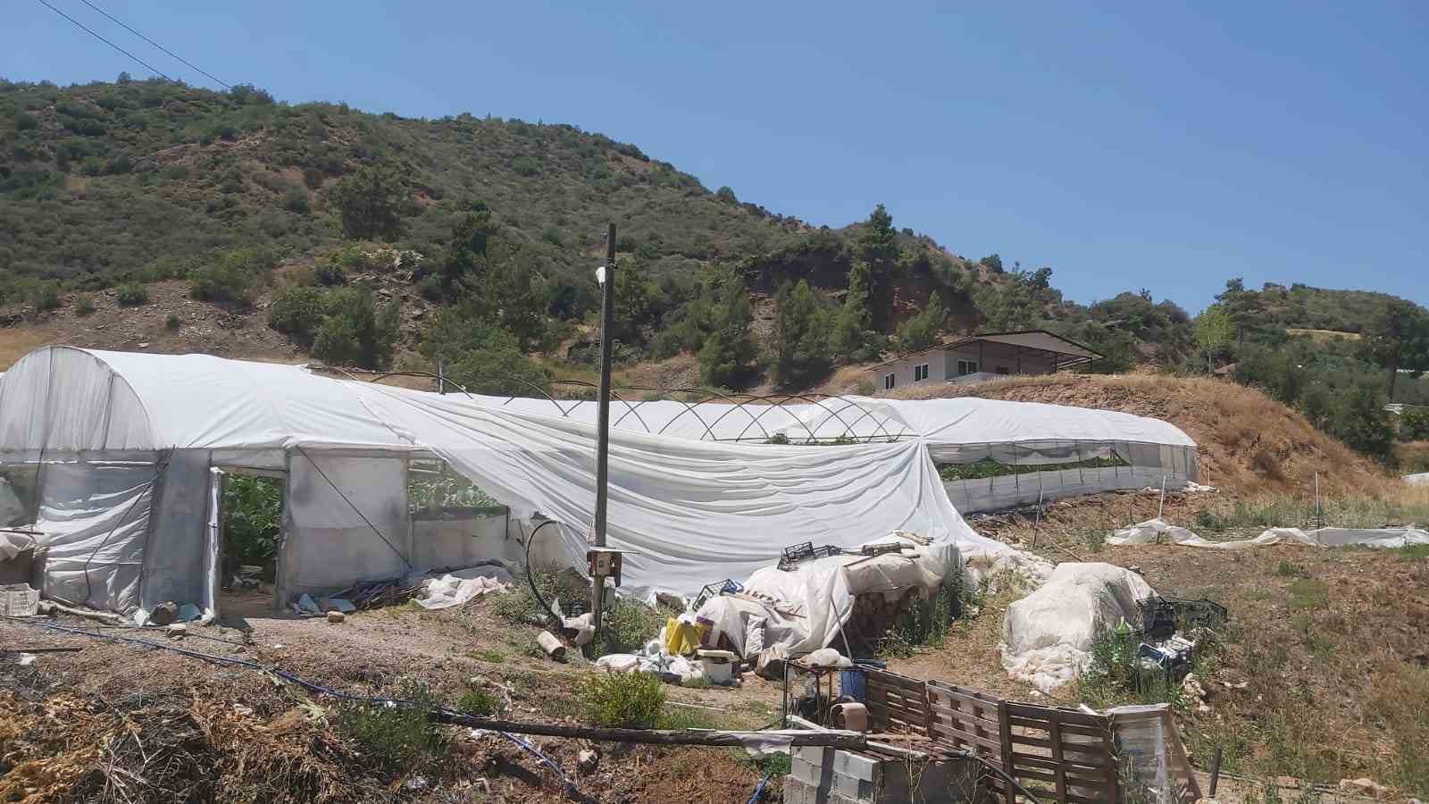 Kumluca’da aniden başlayan hortum seralara zarar verdi