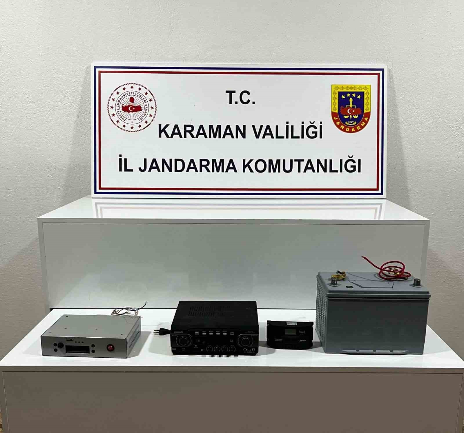 Karaman’da mescitten ses sistemi çalan 2 şüpheli, kameradan tespit edilip yakalandı