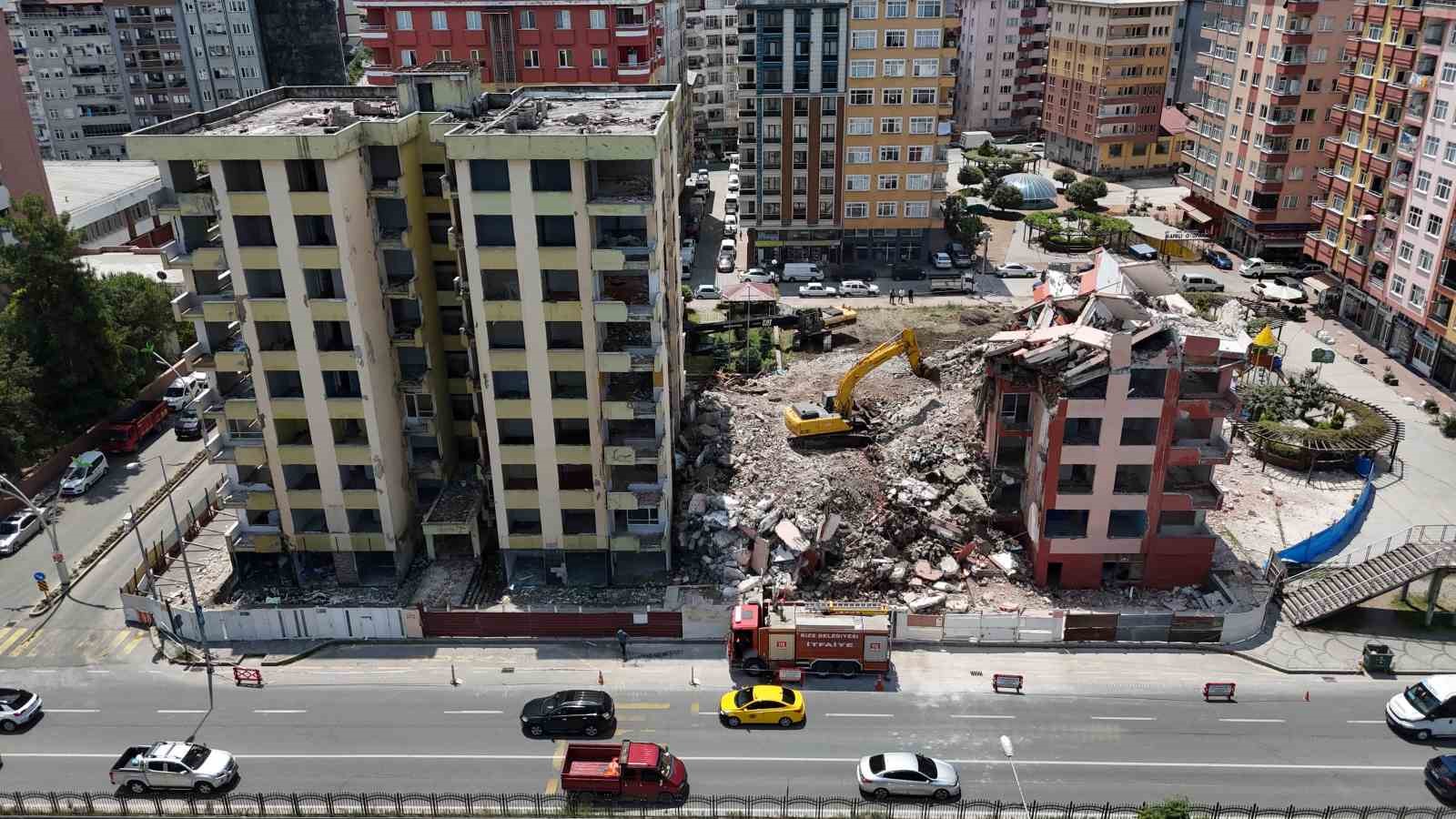 Rize’deki riskli 2 binanın yıkımı sürüyor